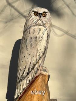 Sculpture en bois totem en bois de cèdre avec hibou, oiseau, neige blanche et tronçonneuse décor