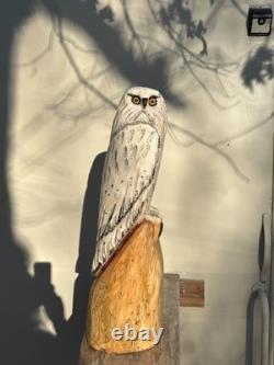 Sculpture en bois totem en bois de cèdre avec hibou, oiseau, neige blanche et tronçonneuse décor