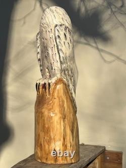 Sculpture en bois totem en bois de cèdre avec hibou, oiseau, neige blanche et tronçonneuse décor
