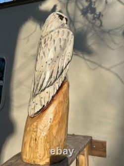 Sculpture en bois totem en bois de cèdre avec hibou, oiseau, neige blanche et tronçonneuse décor
