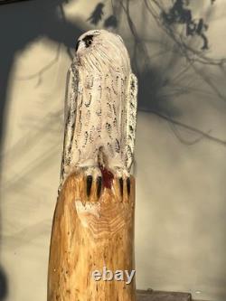 Sculpture en bois totem en bois de cèdre avec hibou, oiseau, neige blanche et tronçonneuse décor