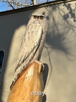 Sculpture en bois totem en bois de cèdre avec hibou, oiseau, neige blanche et tronçonneuse décor