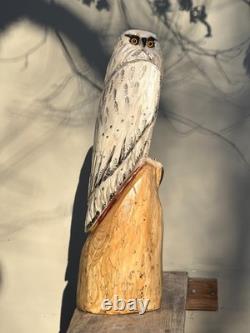 Sculpture en bois totem en bois de cèdre avec hibou, oiseau, neige blanche et tronçonneuse décor