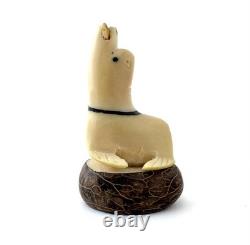 Sculpture en os vintage d'eskimo inuit représentant un phoque avec un poisson - Art populaire tribal alaskien