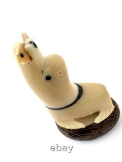 Sculpture en os vintage d'eskimo inuit représentant un phoque avec un poisson - Art populaire tribal alaskien