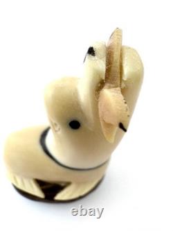 Sculpture en os vintage d'eskimo inuit représentant un phoque avec un poisson - Art populaire tribal alaskien