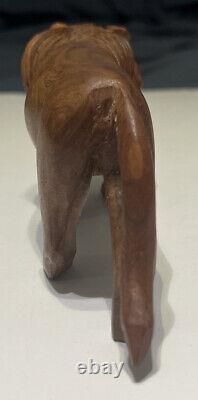 Sculpture figurine d'art populaire de lion en bois vintage sculptée à la main, européenne.