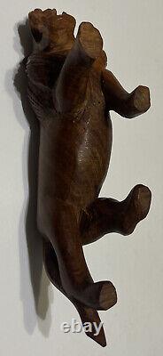 Sculpture figurine d'art populaire de lion en bois vintage sculptée à la main, européenne.