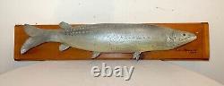 Sculpture murale en bois sculpté vintage 1949, trophée de poisson brochet, art populaire avec fleurs
