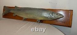 Sculpture murale en bois sculpté vintage 1949, trophée de poisson brochet, art populaire avec fleurs