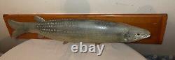 Sculpture murale en bois sculpté vintage 1949, trophée de poisson brochet, art populaire avec fleurs