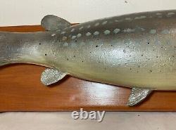 Sculpture murale en bois sculpté vintage 1949, trophée de poisson brochet, art populaire avec fleurs