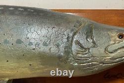 Sculpture murale en bois sculpté vintage 1949, trophée de poisson brochet, art populaire avec fleurs