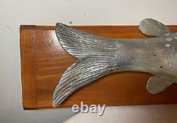 Sculpture murale en bois sculpté vintage 1949, trophée de poisson brochet, art populaire avec fleurs