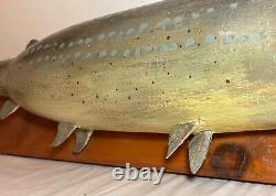 Sculpture murale en bois sculpté vintage 1949, trophée de poisson brochet, art populaire avec fleurs