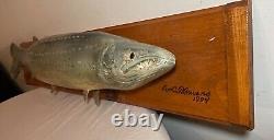 Sculpture murale en bois sculpté vintage 1949, trophée de poisson brochet, art populaire avec fleurs