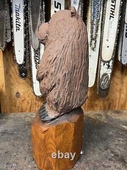 Sculpture originale de BEAVER avec tronçonneuse, Statue amusante de castor siffleur en bois, de 20,5 de hauteur.