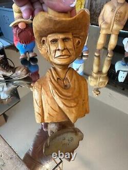 Sculpture originale en bois de l'art folklorique de l'ouest, Lady Rancher Boot Bunny Cowboy