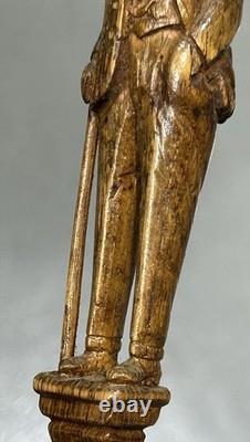 Sculpture populaire primitive antique d'un homme en costume avec une canne