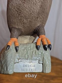 Sculpture statue d'oiseau aigle chauve en bois sculpté à la main, art populaire vintage