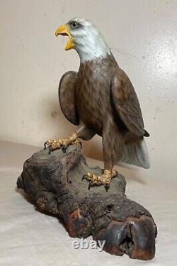 Sculpture statue d'oiseau aigle royal en bois peint et sculpté à la main, art populaire vintage