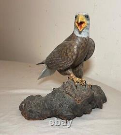 Sculpture statue d'oiseau aigle royal en bois peint et sculpté à la main, art populaire vintage