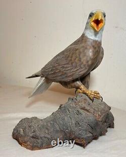 Sculpture statue d'oiseau aigle royal en bois peint et sculpté à la main, art populaire vintage