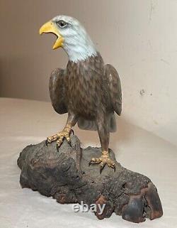 Sculpture statue d'oiseau aigle royal en bois peint et sculpté à la main, art populaire vintage