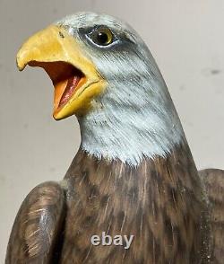 Sculpture statue d'oiseau aigle royal en bois peint et sculpté à la main, art populaire vintage