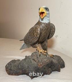 Sculpture statue d'oiseau aigle royal en bois peint et sculpté à la main, art populaire vintage