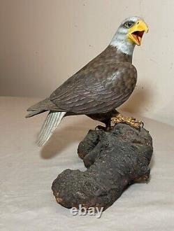 Sculpture statue d'oiseau aigle royal en bois peint et sculpté à la main, art populaire vintage