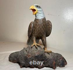 Sculpture statue d'oiseau aigle royal en bois peint et sculpté à la main, art populaire vintage