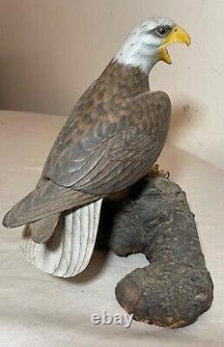 Sculpture statue d'oiseau aigle royal en bois peint et sculpté à la main, art populaire vintage