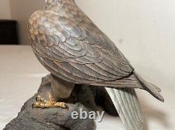 Sculpture statue d'oiseau aigle royal en bois peint et sculpté à la main, art populaire vintage