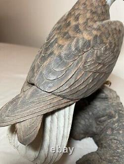 Sculpture statue d'oiseau aigle royal en bois peint et sculpté à la main, art populaire vintage