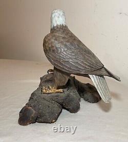 Sculpture statue d'oiseau aigle royal en bois peint et sculpté à la main, art populaire vintage