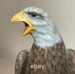 Sculpture statue d'oiseau aigle royal en bois peint et sculpté à la main, art populaire vintage