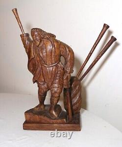 Sculpture statue en bois sculpté à la main d'un homme figuratif avec trompette, art populaire ancien obscur