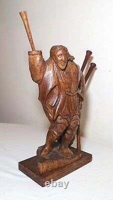 Sculpture statue en bois sculpté à la main d'un homme figuratif avec trompette, art populaire ancien obscur