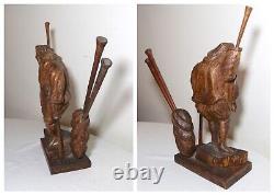 Sculpture statue en bois sculpté à la main d'un homme figuratif avec trompette, art populaire ancien obscur