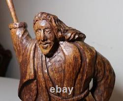 Sculpture statue en bois sculpté à la main d'un homme figuratif avec trompette, art populaire ancien obscur