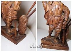 Sculpture statue en bois sculpté à la main d'un homme figuratif avec trompette, art populaire ancien obscur