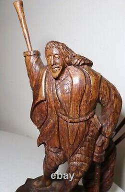 Sculpture statue en bois sculpté à la main d'un homme figuratif avec trompette, art populaire ancien obscur