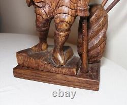 Sculpture statue en bois sculpté à la main d'un homme figuratif avec trompette, art populaire ancien obscur