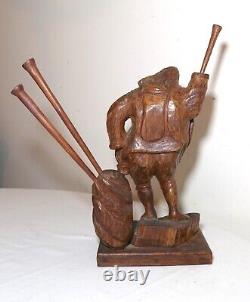 Sculpture statue en bois sculpté à la main d'un homme figuratif avec trompette, art populaire ancien obscur