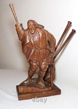 Sculpture statue en bois sculpté à la main d'un homme figuratif avec trompette, art populaire ancien obscur