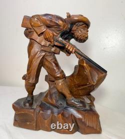 Sculpture statue figure d'homme chasseur en bois sculpté à la main, art populaire ancien avec fusil