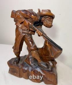 Sculpture statue figure d'homme chasseur en bois sculpté à la main, art populaire ancien avec fusil