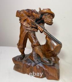 Sculpture statue figure d'homme chasseur en bois sculpté à la main, art populaire ancien avec fusil