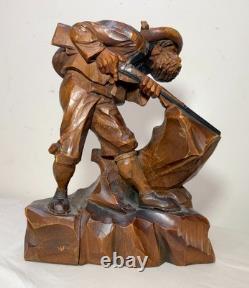 Sculpture statue figure d'homme chasseur en bois sculpté à la main, art populaire ancien avec fusil